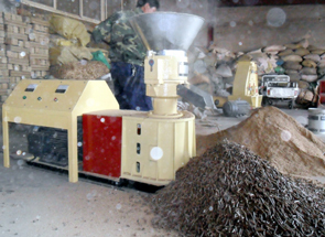 山東有機(jī)肥造粒機(jī)廠及其翻堆機(jī)產(chǎn)品介紹